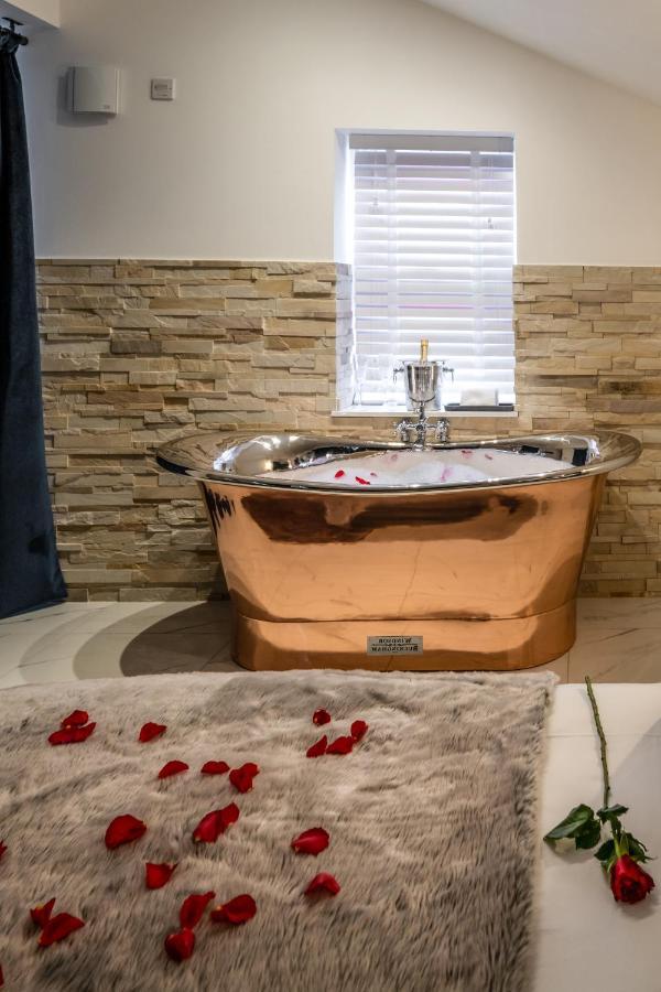 Pamper Yourself In Our Double Sized Copper Tub -2 Bedroom Villa Inverness Luaran gambar